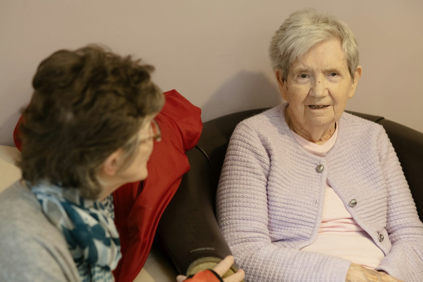 Twee vrouwen in gesprek op de bank